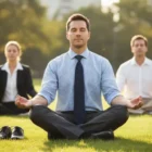 Yoga y liderazgo: cómo potencia la gestión empresarial 14 Ejecutivos y empleados haciendo yoga - Yoga y liderazgo