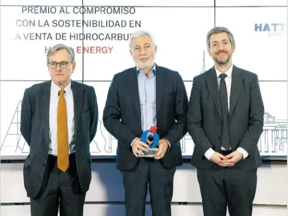 HATTA Energy recibe el Premio al Compromiso con la Sostenibilidad en la Venta de Hidrocarburos 11 HATTA Energy recibe el Premio al Compromiso con la Sostenibilidad en la Venta de Hidrocarburos